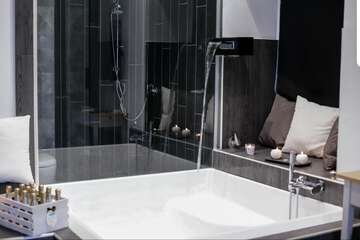 Deep soaking bathtub