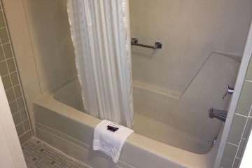 Deep soaking bathtub