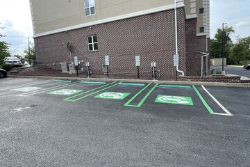 Electric vehicle charging station
