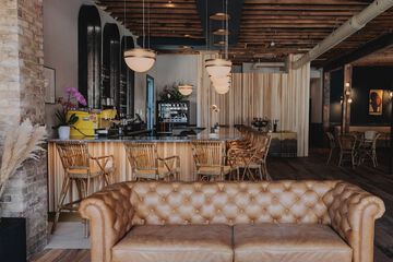 Lobby lounge