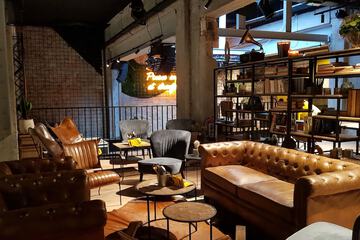 Lobby lounge