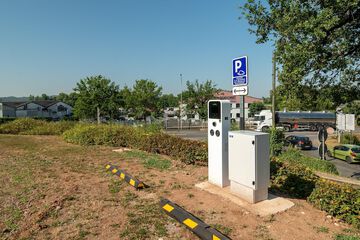 Electric vehicle charging station