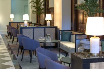 Lobby lounge