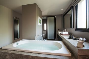 Deep soaking bathtub