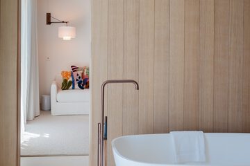 Deep soaking bathtub