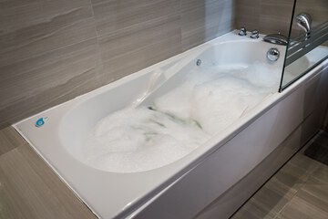 Deep soaking bathtub