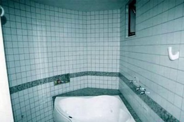 Deep soaking bathtub