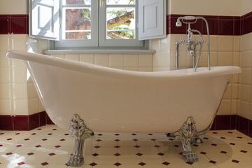 Deep soaking bathtub