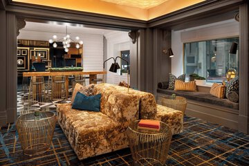 Lobby lounge
