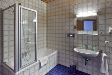 Deep soaking bathtub