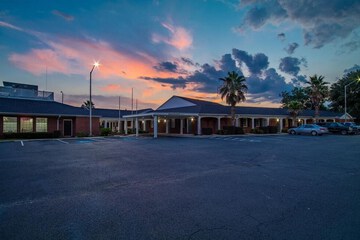 Winton Inn & Suites