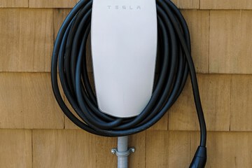 Electric vehicle charging station