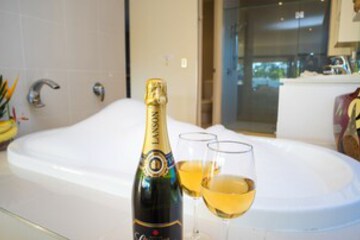 Deep Soaking Bathtub