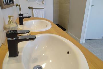 Bathroom sink