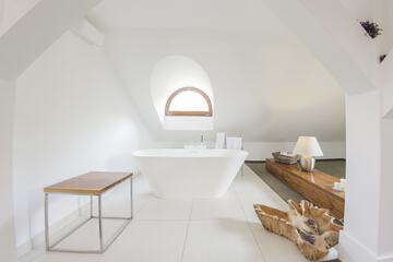 Deep soaking bathtub