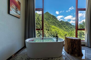 Deep soaking bathtub