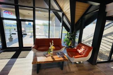 Lounge 19 of 19