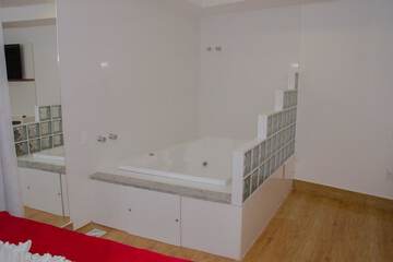 Jetted tub