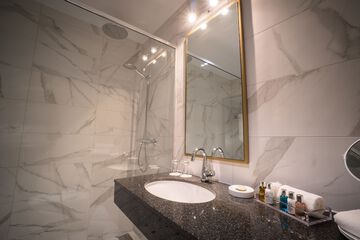Bathroom sink
