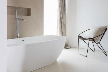 Deep soaking bathtub