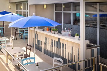 Poolside bar