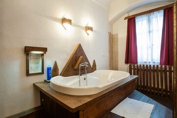 Deep soaking bathtub