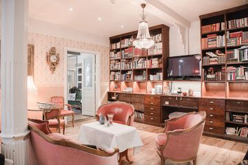 Lobby lounge