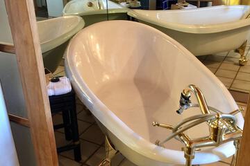 Deep soaking bathtub