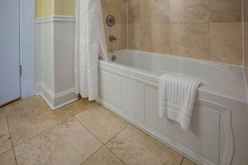 Deep soaking bathtub