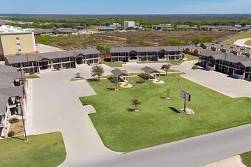 Eagles Den Suites at Cotulla