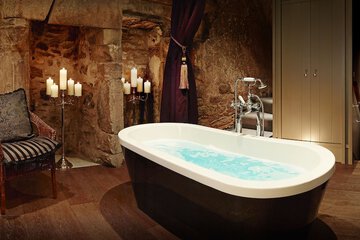 Deep soaking bathtub
