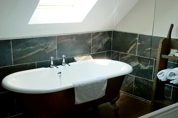 Deep soaking bathtub