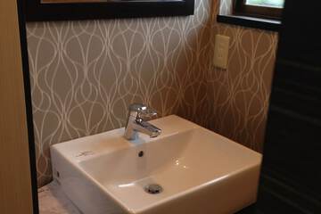 Bathroom sink