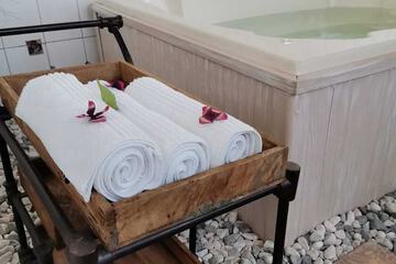 Indoor spa tub