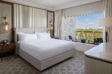Deluxe Suite with King Bed, Roll-In Shower, Accessible - 2AD | 3Pax