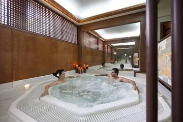 Indoor spa tub