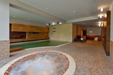 Indoor spa tub