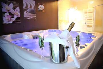 Indoor spa tub