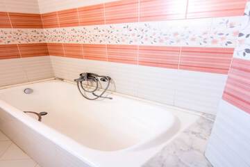 Deep soaking bathtub