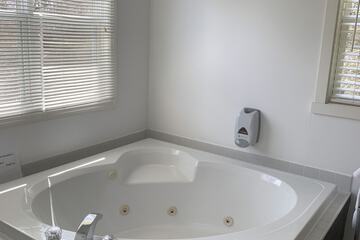 Jetted tub