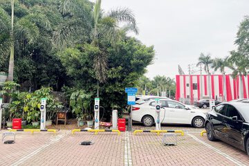 Electric vehicle charging station