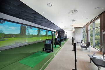 Indoor golf driving range