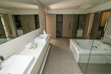 Private spa tub
