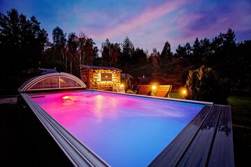 Indoor/outdoor pool
