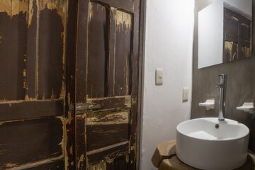 Bathroom sink
