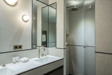 Bathroom sink