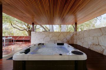 Private spa tub