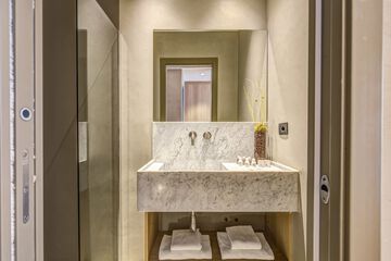 Bathroom sink
