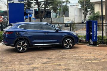 Electric vehicle charging station