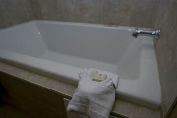 Deep soaking bathtub